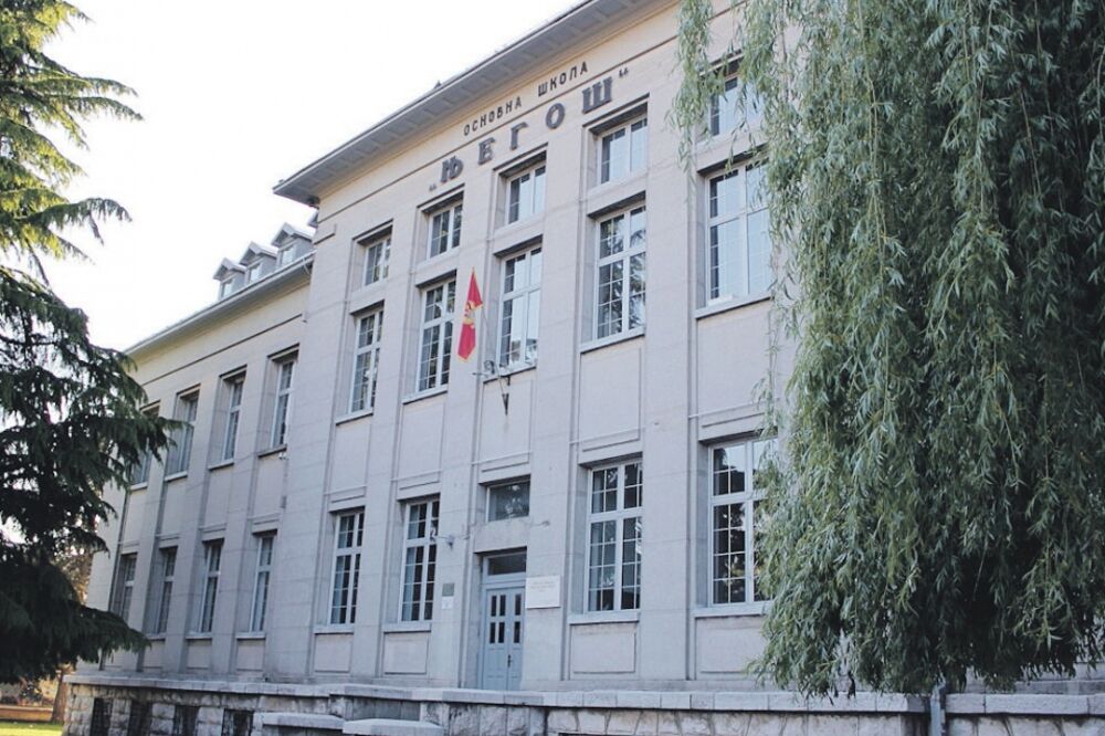 OŠ „Njegoš“ podlegla pritiscima grupe Cetinjana, pa sa Fejsbuk stranice obrisala sliku učenika sa mitropolitom Amfilohijem!