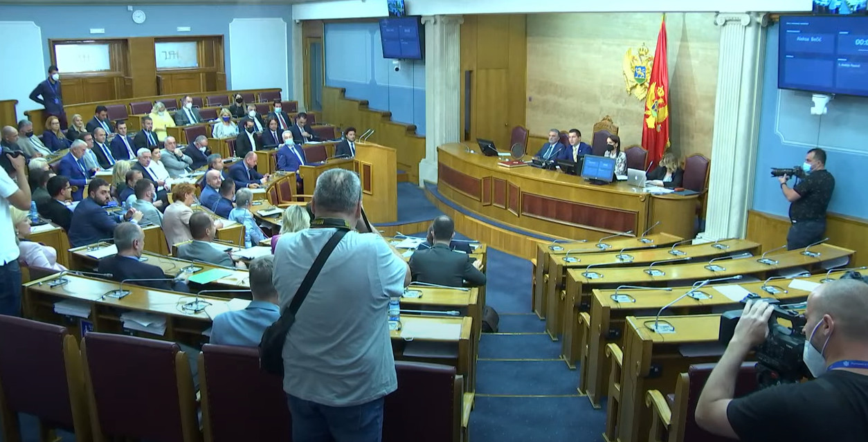 Počela rasprava o razrješenju Leposavića, DPS nije došao u salu