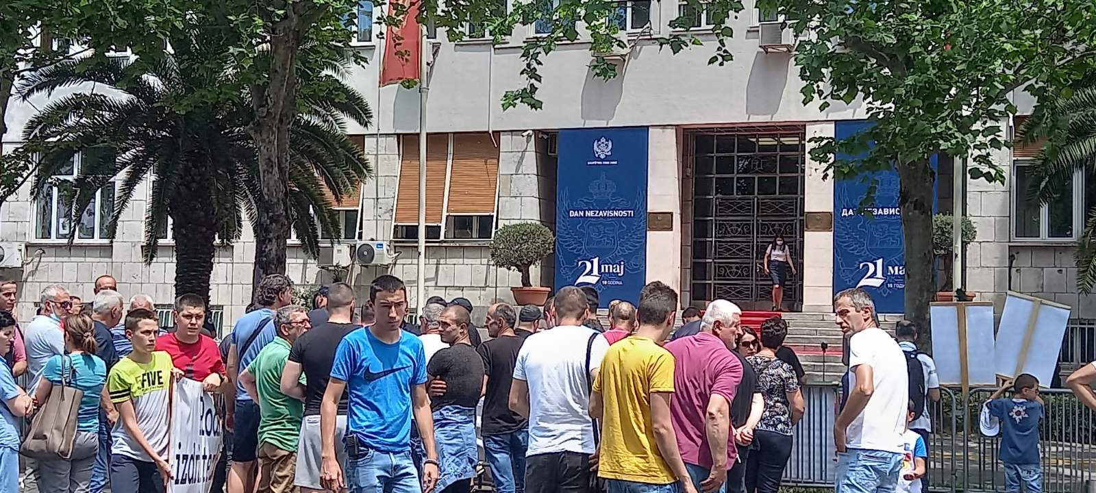 Protest podrške ministru Leposaviću: Građani se u 12 časova okupljaju ispred Skupštine