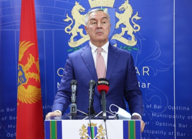 Đukanović ponovo vrijeđa crkvu i Srbiju: Za mitropolita i Rakovića kazao da besposlen pop i goveda krsti