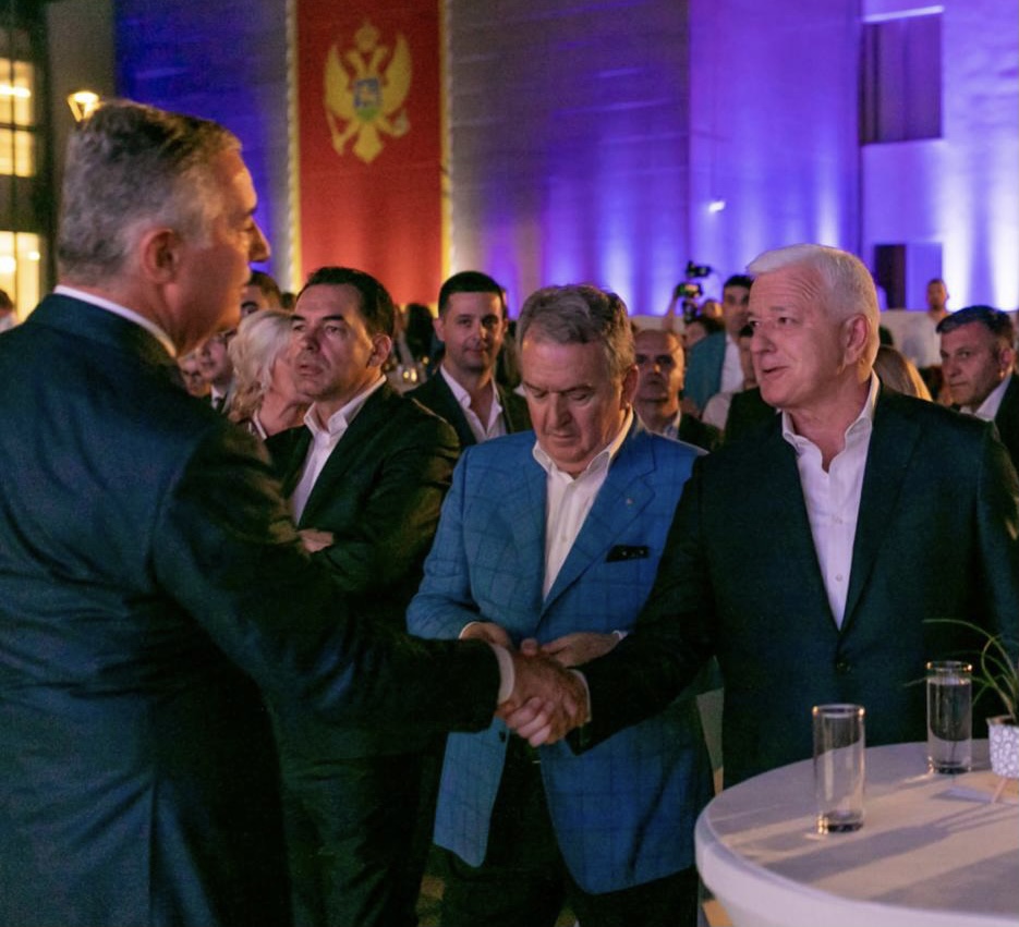 “Osvježilo”: Umjesto da je u zatvoru Mugoša na proslavi 30 godina DPS-a!