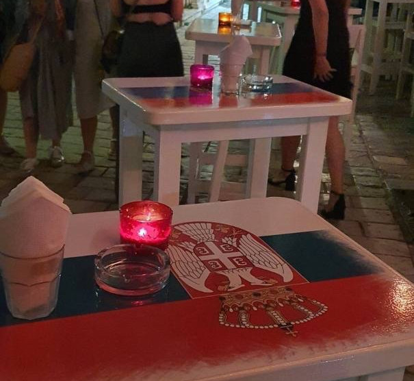 Srbi za Srbe: Lokal u Budvi u znaku trobojke