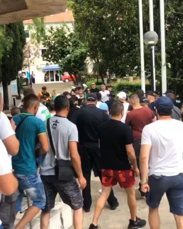 Šaka komita napala i vrijeđala Malagurskog i građane koji su ga dočekali u Herceg Novom!