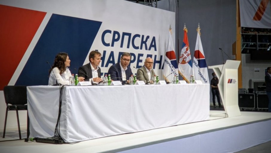 Vučić stigao u „Čair“: Hiljade ljudi ga dočekalo velikim aplauzom