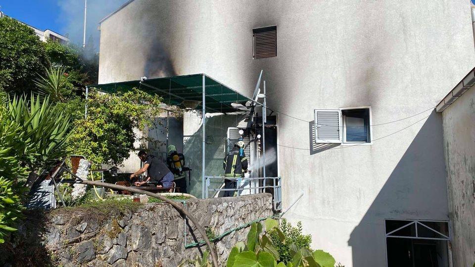 Gorjele kuće, ukazana medicinska pomoć vatrogascu i stanarki