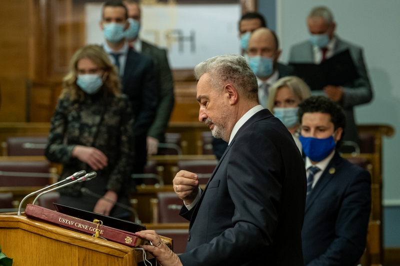 A obećao je narodu da će se odreći privilegija: Krivokapićeva plata preko 3.000 evra, luksuzna auta i obezbjeđenje!