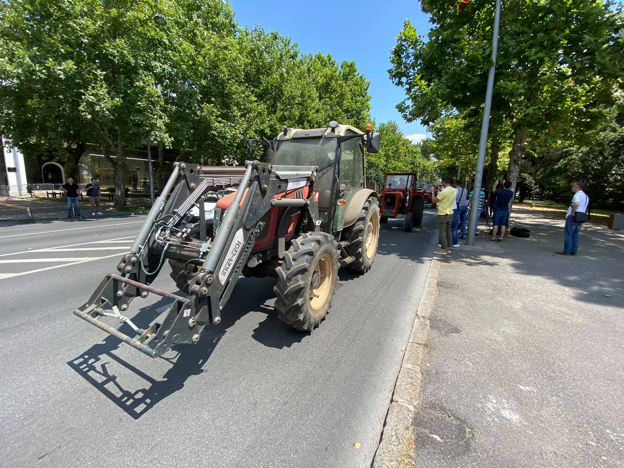 Poljoprivrednici opet traktorima ispred Skupštine