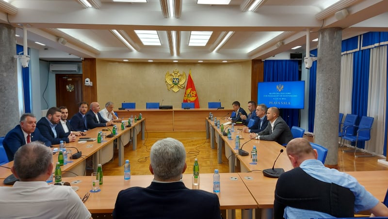 Mali ignorišu velike: 27 poslanika vladajuće većine traži novu Vladu, za rekonstrukciju samo 14 poslanika!