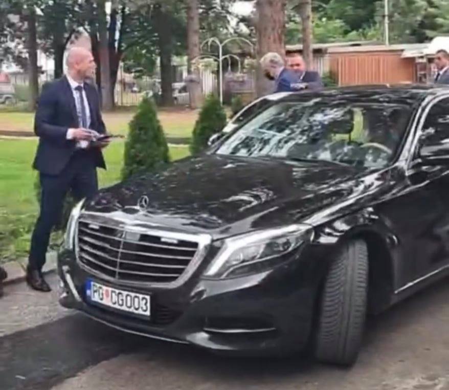 „Topli“ doček za premijera u Beranama: Dobacivali mu da je izdajnik i plaćenik stranih Ambasada! (VIDEO)