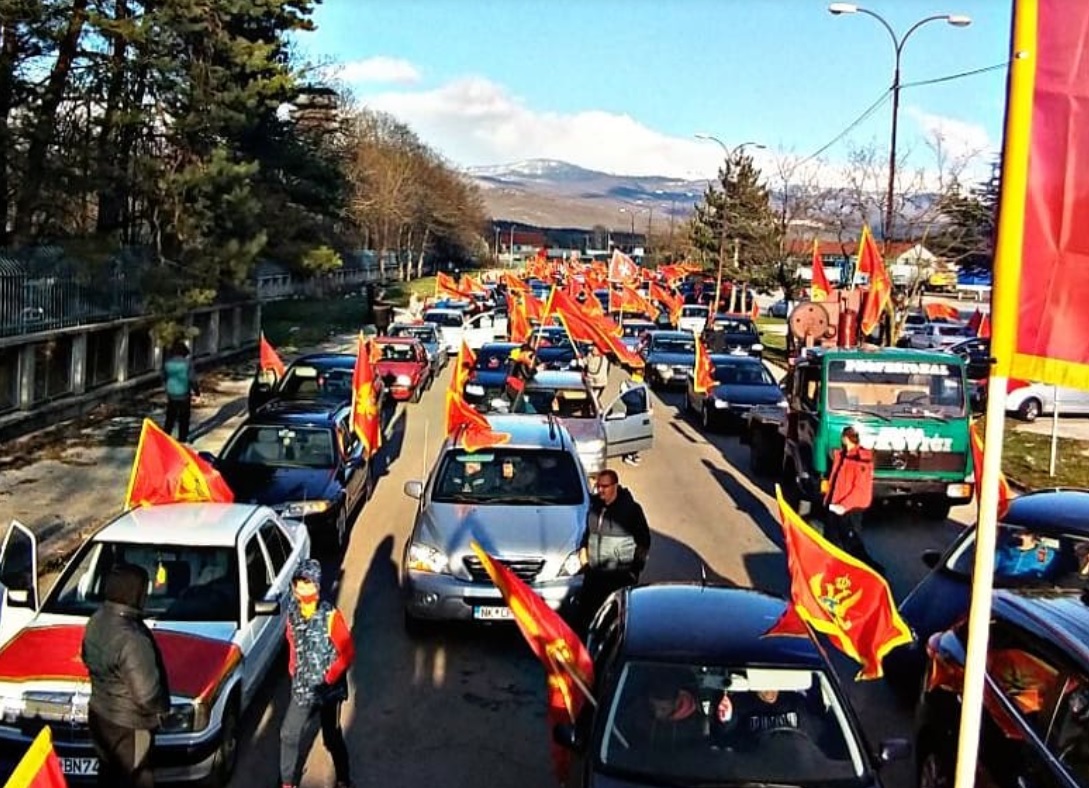 „Komite“ na ljetnjem odmoru: Nema auto-kolona dok Milo ne namigne!