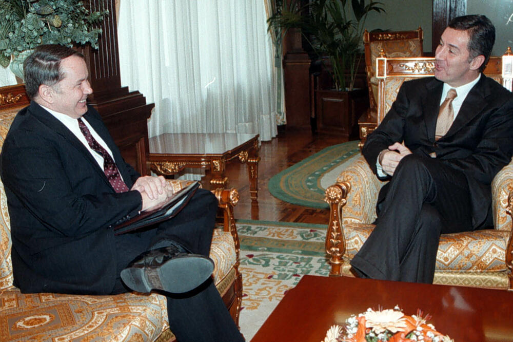 Bivši ambasador SAD-a  Vilijam Montgomeri priznao: CIA je čuvala na vlasti Mila Đukanovića!