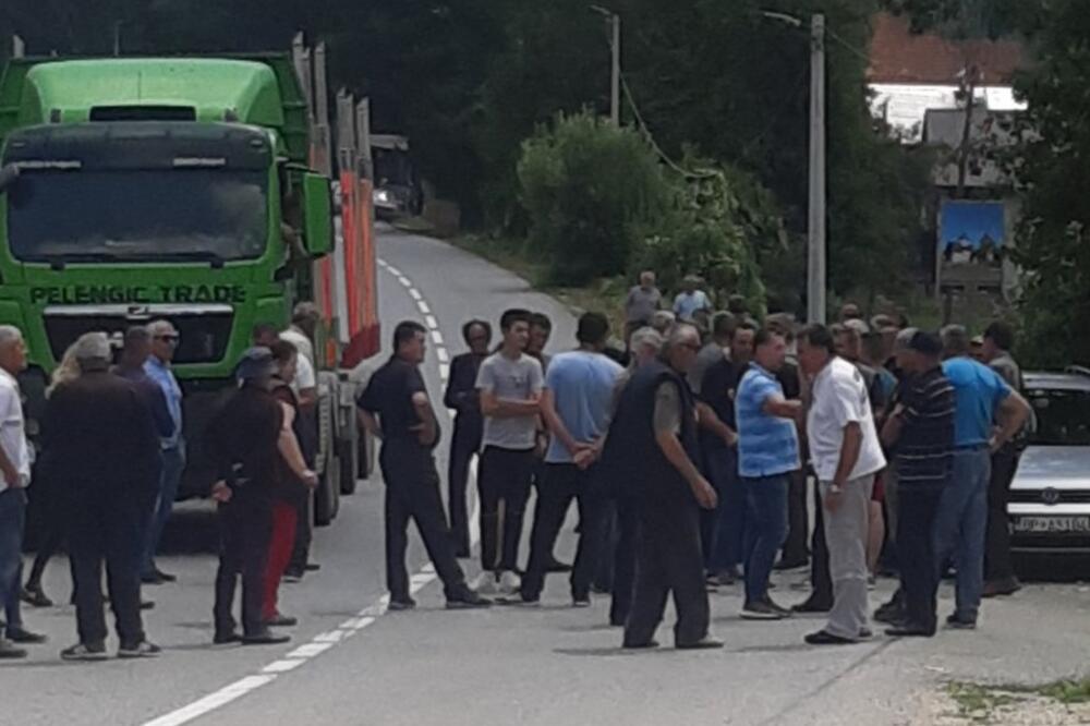Nezadovoljni mještani Galica blokirali put Slijepač most-Pljevlja: Traže od bjelopoljske opštine sanaciju puta Tomaševo-Barice!
