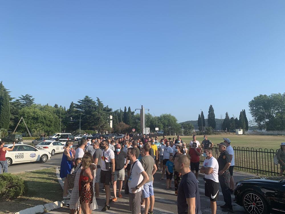 Protest vlasnika i radnika noćnih klubova u Budvi: Diskriminisani smo godinu i po dana!