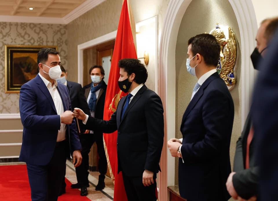 Kadar Demokrata „odblokirao“ Upravu javnih radova: Firmama tajkuna DPS-a najprije uplaćen novac!