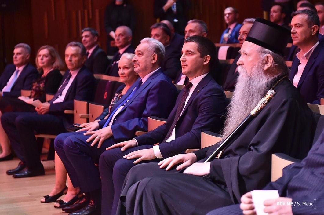 Bečić i Krivokapić priredili skandal: Pozvali na proslavu Mitropolita Joanikija i onda pustili pjesmu o Titu!