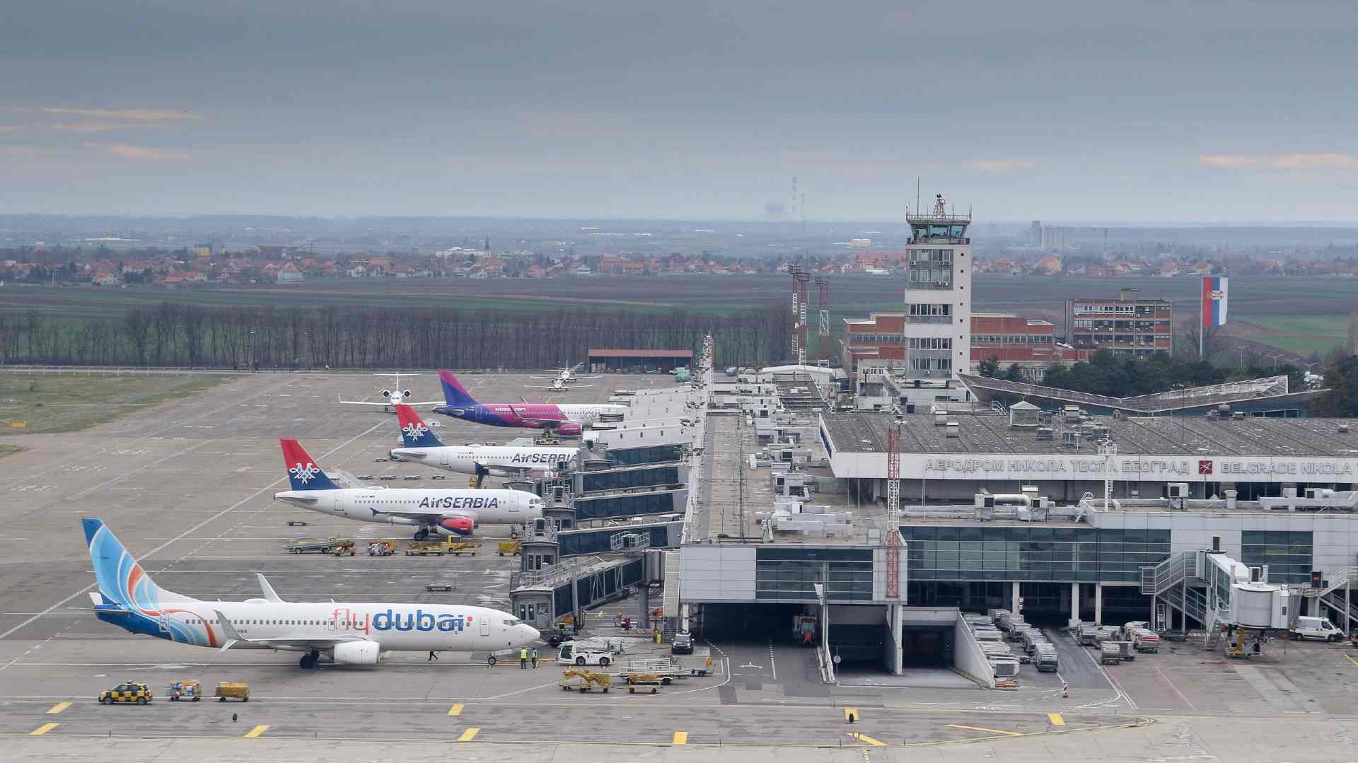 Bruka i sramota: Drugu noć zaredom avioni Air Montenegro ne mogu da polete iz Beograda, putnici ogorčeni na ministra Spajića koji je sebi kupio mercedesa od 60.000, a za državu nabavio pokvarene avione!