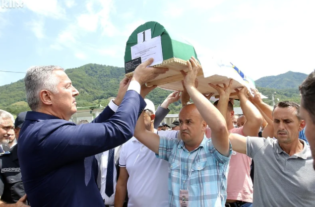 Kostiju svojih vojnika se stidi: Đukanović nije dočekivao kovčege sa mrtvim vojnicima iz Lore, koje je on poslao u rat, a otišao u Srebrenicu da žali njihove žrtve!