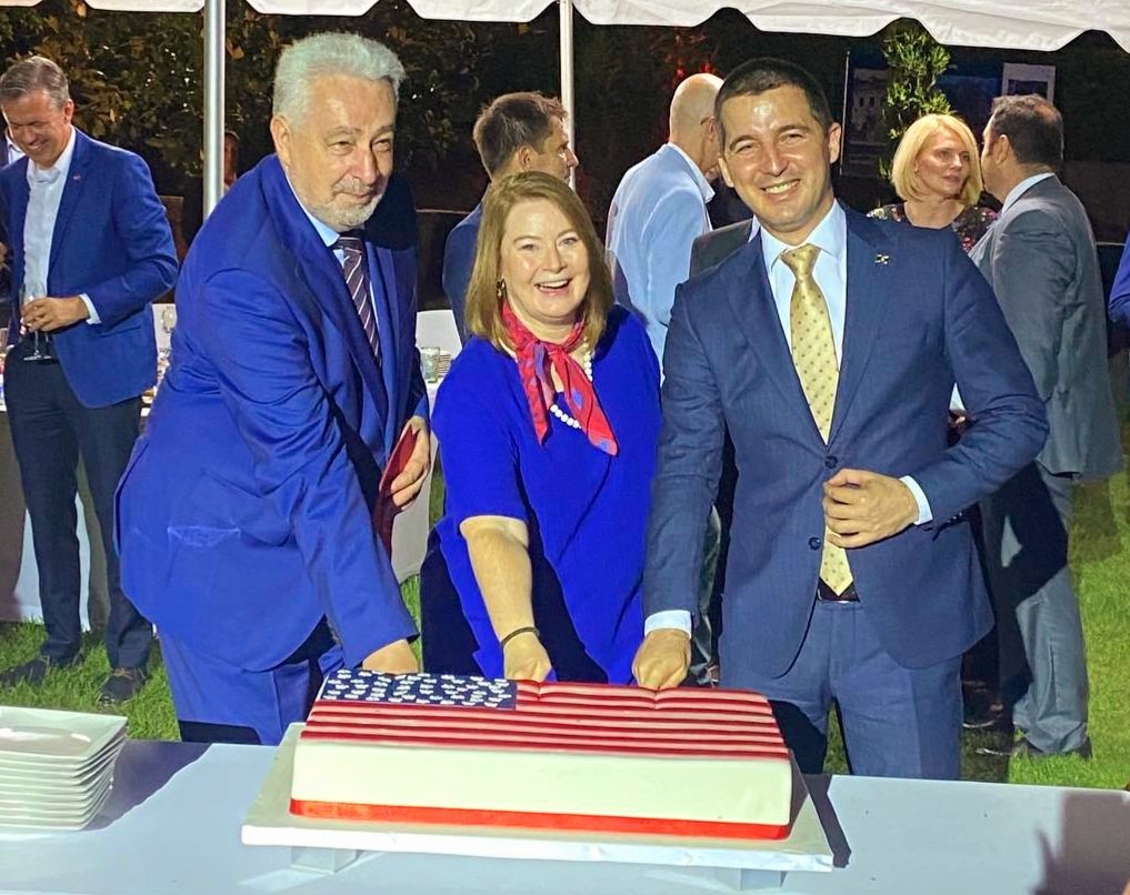 Jos jedan dokaz: Danima dižu hajku na Srbiju, da sakriju da služe američkoj Ambasadi!
