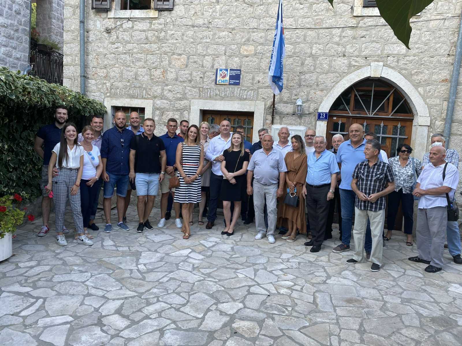 Joković uručio članske karte novim članovima u Kotoru: Vi ste budućnost SNP i Crne Gore