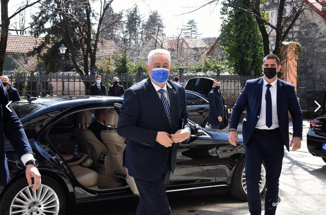 Vlada krije spisak ljudi koji su pošli u Tokio o trošku građana: Premijer, kojem ne treba zaštita, poveo sa sobom 11 pripadnika obezbjeđenja?