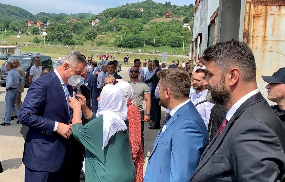 Đukanović nema stida: Hapsio i protjerivao Muslimane, slao gorivo za rat u Bosni – a sad nosi tabut
