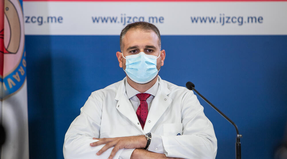 Radojević predlaže: U javni prevoz, lokale, tržne centre i ustanove samo vakcinisani, ukinuti rutinsko PCR testiranje