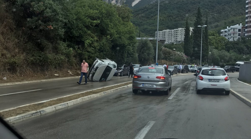 Saobraćajna nezgoda u Bečićima: Prevrnulo se vozilo, nema povrijeđenih