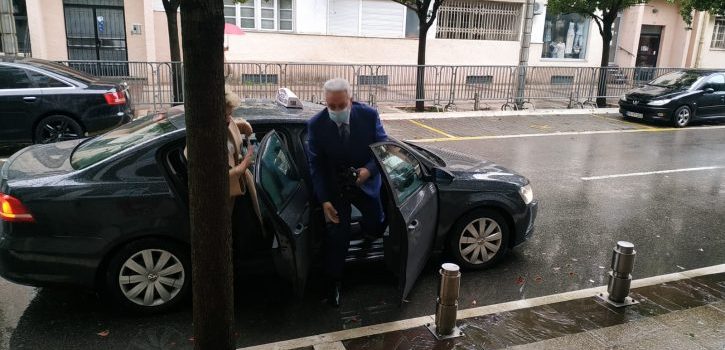 Demagogija: Krivokapić prvi radni dan došao na posao taksijem, a sad ne izlazi iz skupocjenih automobila!