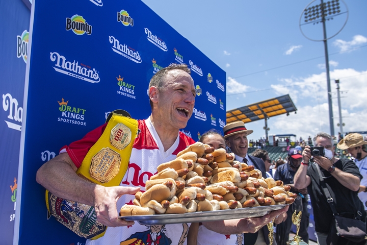 Oborio sopstvrni rekord: Pojeo 76 hotdogova za 10 minuta