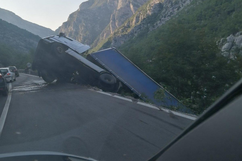 U kanjonu Morače: Kamion visi na ivici litice