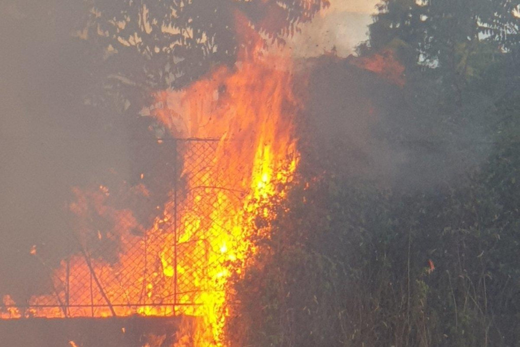 Veliki požar kod fabrike Radoje Dakić, akcija gašenja u toku