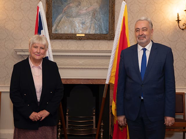 Volas se divi hrabroj Crnoj Gori koja se odupire spoljnim uticajima, dok se Krivokapić Britancima zahvalio na uništavanju viška naoružanja