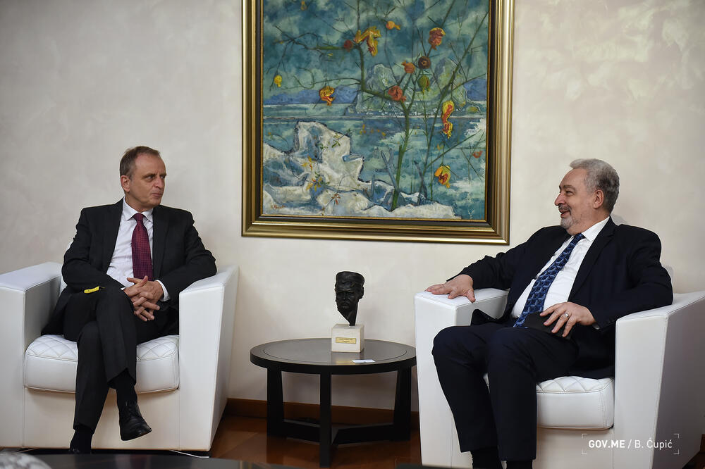 Krivokapić zasmijava javnost: Vlada je krenula u radikalnu borbu protiv šverca cigareta, organizovanog kriminala i korupcije, a nikoga nijesu uhapsili!