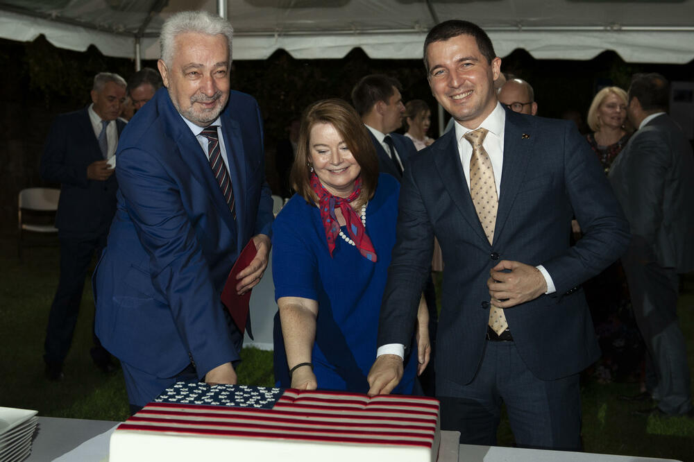 Pitanje za Krivokapića i Bečića: Da li je javno hvaljenje ministra Spajića od strane ambasade SAD miješanje u unutrašnje poslove?