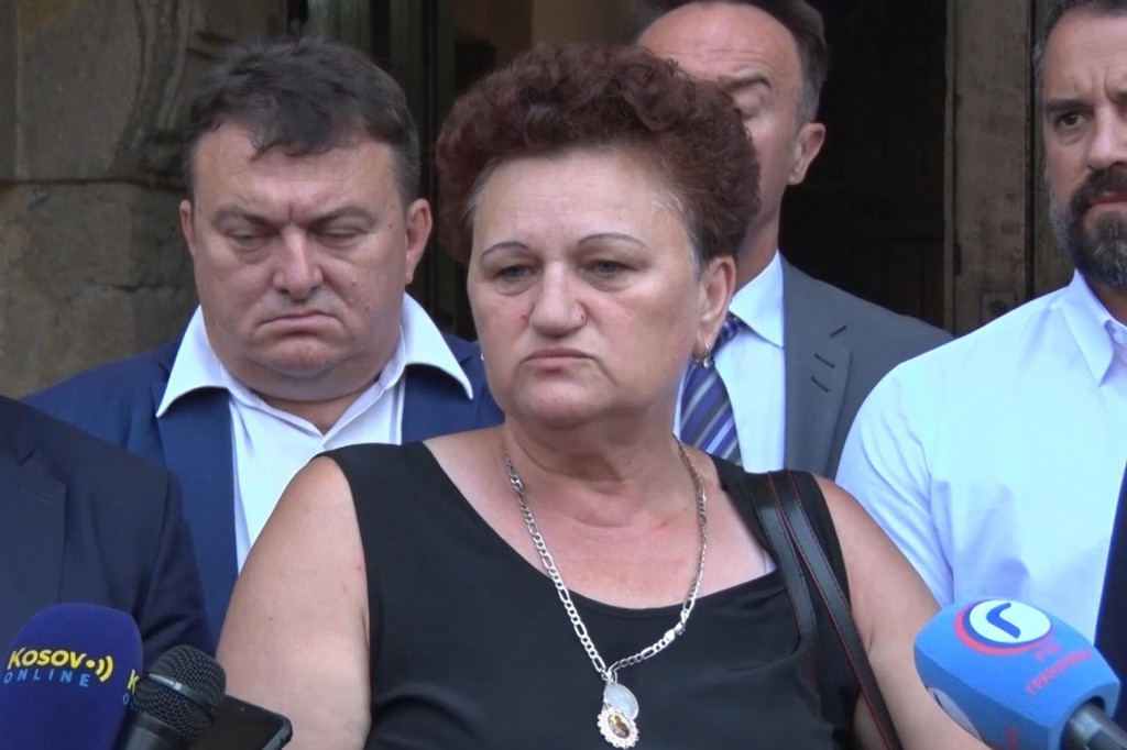 Povratnicu iz Đakovice komšije gađale kamenjem, prijetili joj da će da je kolju