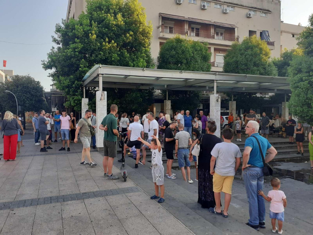 Protest protiv kovid mjera na Trgu nezavisnosti u Podgorici