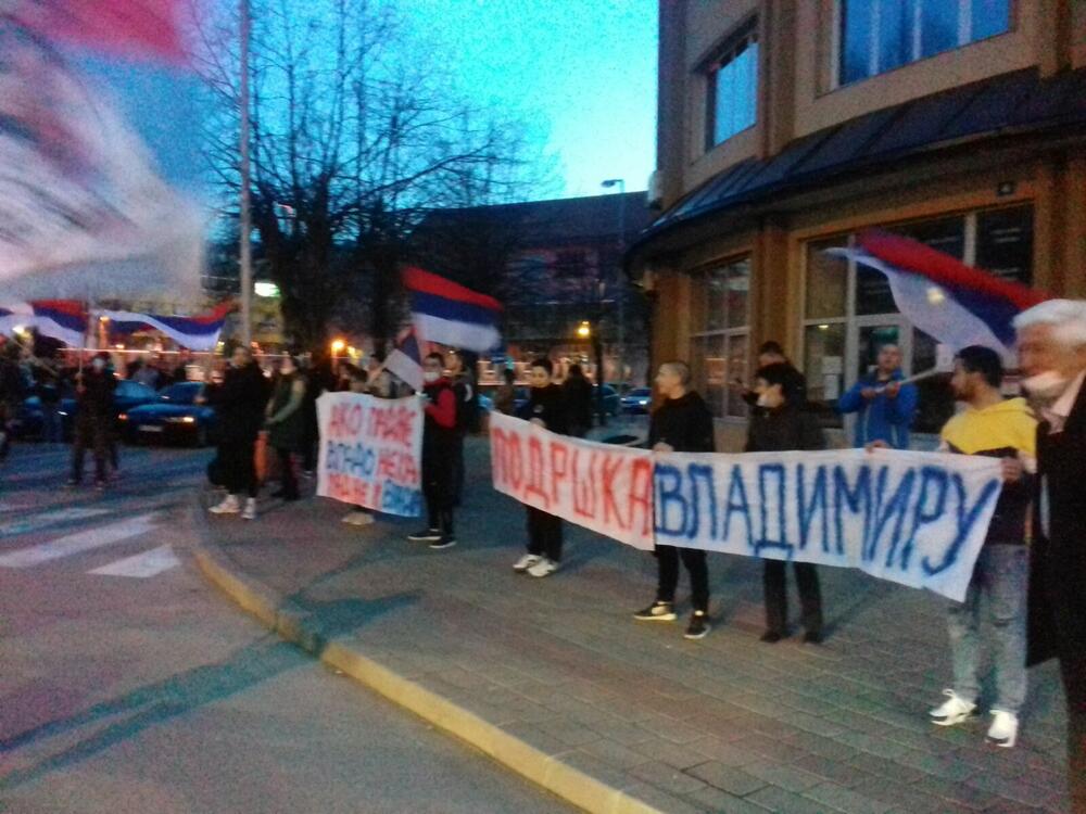 LUDILO: U Beranama policija privodi građane zbog protesta protiv smjene Leposavića! (FOTO)