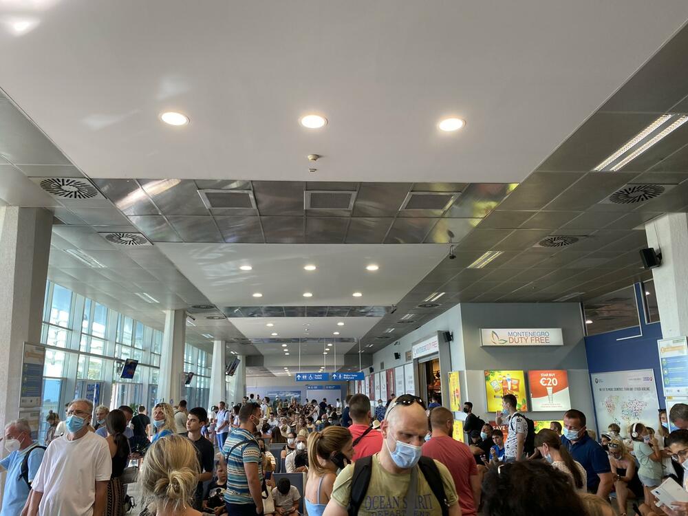 Nastavljaju se „porođajne muke“ Air Montenegra“: Putnici na tivatskom aerodomu šest sati čekaju da polete za Beograd!