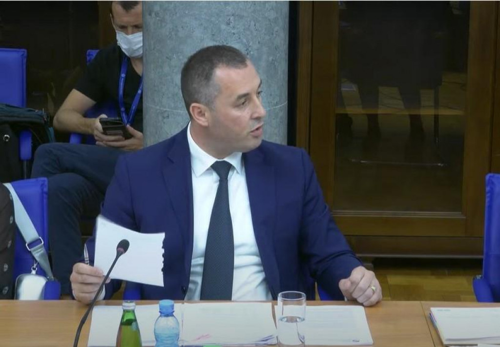 Šćekić: Država je privatnim bolnicama davala 50 miliona, dok su javne bolnice kuburile sa osnovnim aparatima!