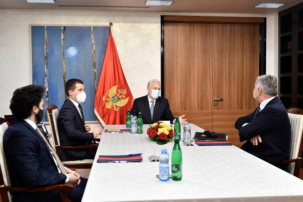 Baš je „osvježilo“: Bečić pozvao „najvećeg izbornog kriminalca u Evropi“ na dijalog, a na kongresu URA-e govor drži glavni akter afera „Petlja“ „Limenka“ i „Ramada“!