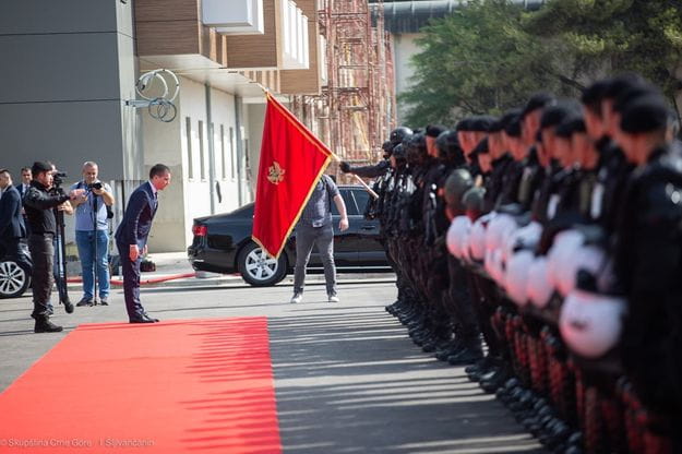 Da li je lider Demokrata oprostio SAJ-u prebijanje Mija Martinovića: Bečić mirno stoji pred vodom DPS-ovih batinašima i obećava im povećanje plata!