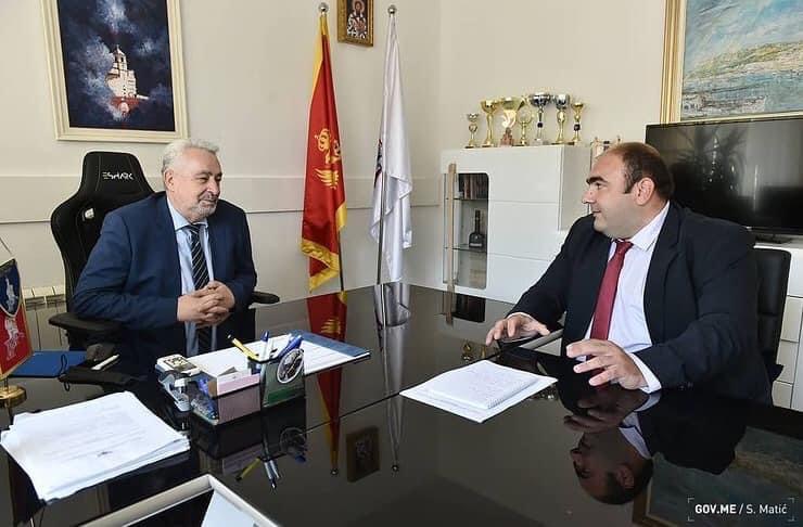 Stidi se zastave: Trobojka uklonjena iz kabineta predsjednika Opštine Andrijevica tokom posjete Zdravka Krivokapića!