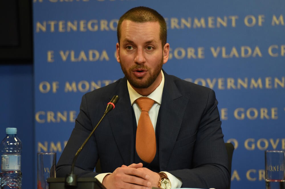 Ovo je sramno, brukaju Crkvu koja ćuti: Saradnik Milojka Spajića veliča sklapanje brakova homoseksulaca i obećava im usvajanje djece!