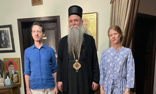 U Cetinjskom manastiru: Princ Filip i Princeza Danica Karađorđević posjetili mitropolita Joanikija i poklonili se sjenima Kralja Nikole!