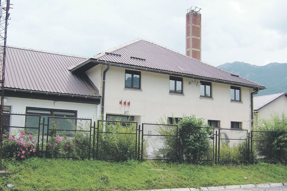 U okviru borbe protiv šverca cigara: Specijalci i inspektori pretresaju fabriku duvana u Mojkovcu!