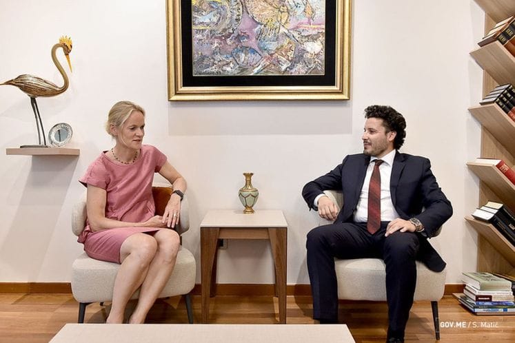 Ni ovo nije miješanje u unutrašnje poslove „bratske“ države: Abazović se sastao sa lobistkinjom tzv. Kosova koja radi na objedinjavanju opozicije u Srbiji i rušenju Vučića sa vlasti!
