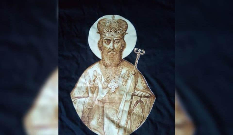 Oduzeto 3.000 majica sa likom Svetog Petra Cetinjskog: Cetinjanin priveden pa pušten