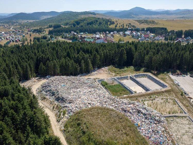 DPS na Žabljaku iza sebe ostavio smeće: Milioni evra uloženi u reciklažni centar koji je postao divlja deponija