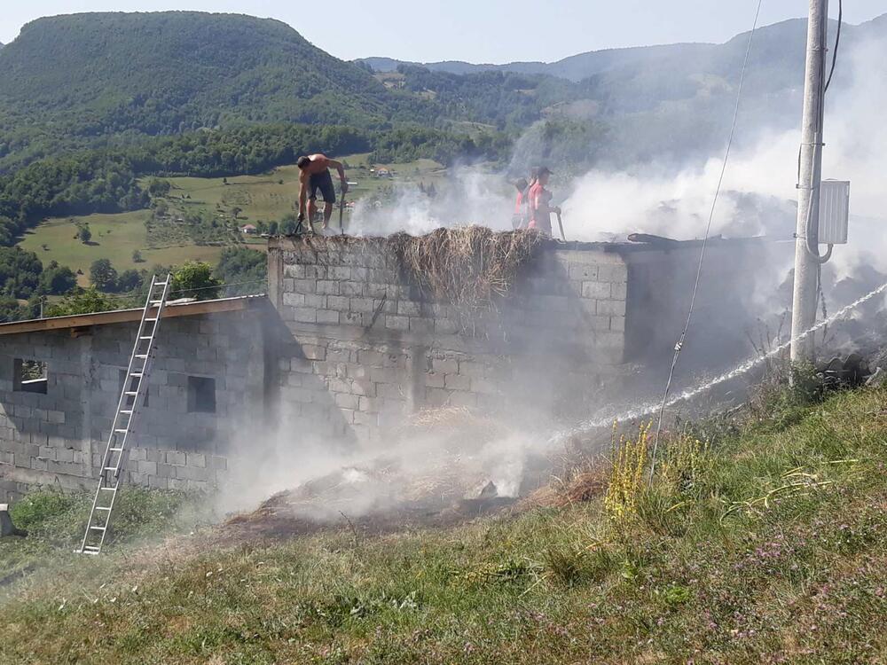 U Bijelom Polju izgorjelo sijeno i krov štale
