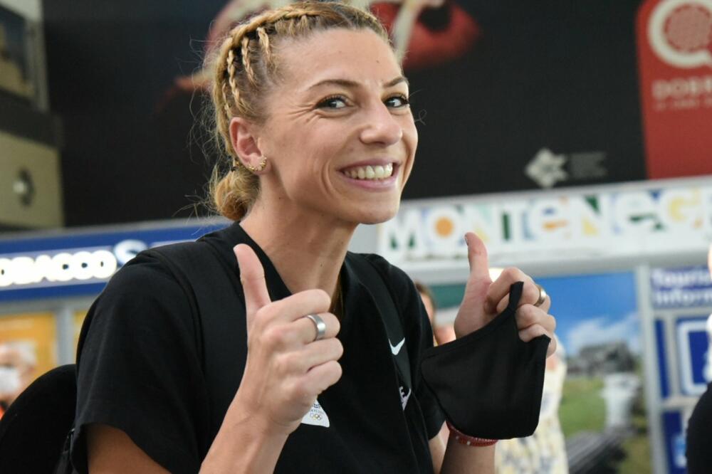 Doček na aerodromu: Marija Vuković stigla u Crnu Goru